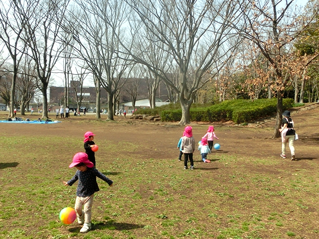 主題活動（製作・室内遊び・散歩）[写真]