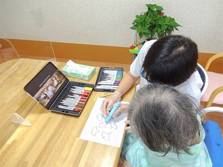 作業療法士のリハビリ風景[写真]