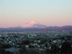 病院から見た富士山(夜明け時)[写真]