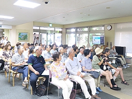 >総務課による病棟見学風景