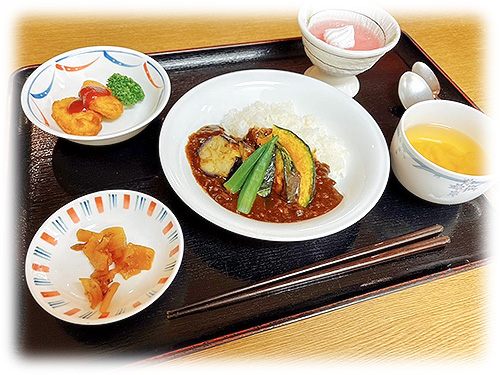 シェフこだわりの夏野菜黒カレー[写真]