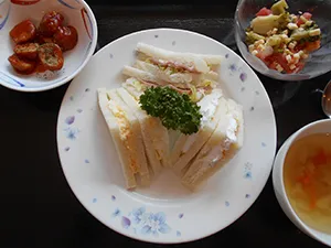 好評のミックスサンドウイッチ[写真]